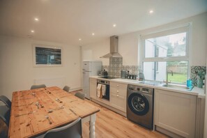 冰箱、微波炉、烤箱、炉灶