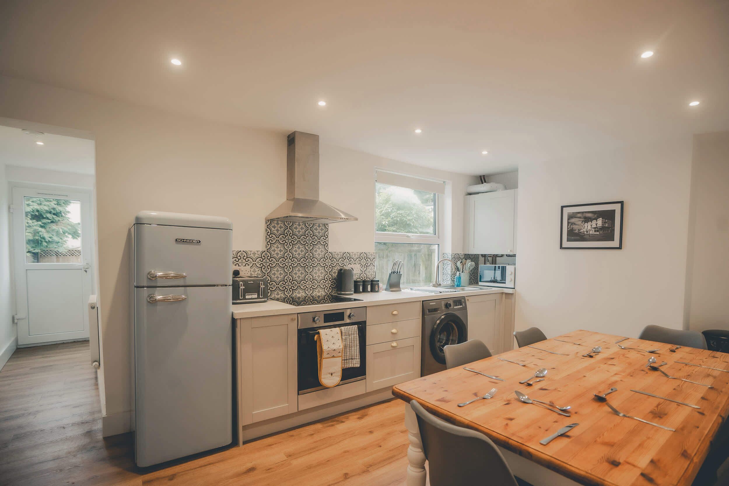 冰箱、微波炉、烤箱、炉灶