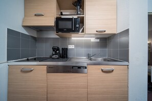 Kylskåp, mikrovågsugn, spishäll och diskmaskin