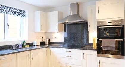 Spacious 4 Bedroom Home with Garden in Bedford