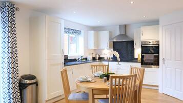 Kylskåp, mikrovågsugn, ugn och spishäll