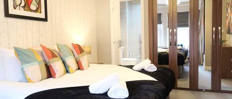 4 Schlafzimmer, Schreibtisch, Bügeleisen/Bügelbrett, WLAN