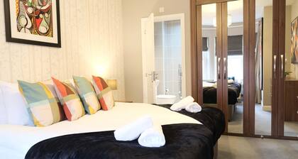 Cozy 4-BR Brick House with Garden in Bedford