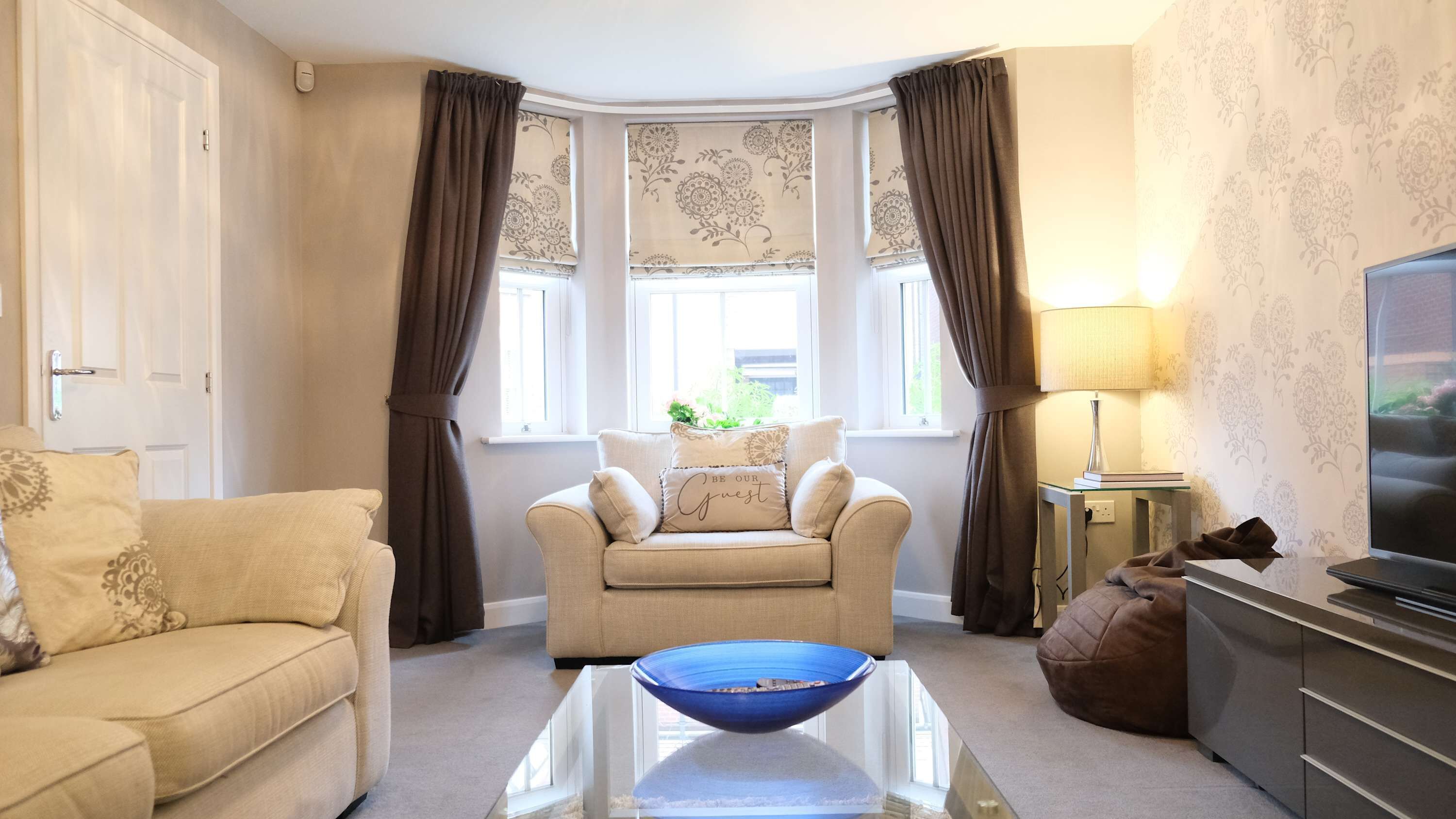 Tv, eldstad och kontor