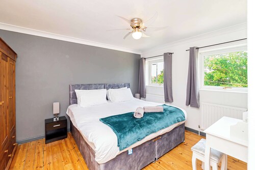 Spacious 3BR House | Garden Retreat & Parking