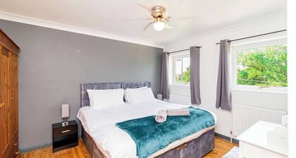 Spacious 3BR House | Garden Retreat & Parking