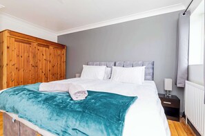 3 bedrooms, desk, iron/ironing board, WiFi