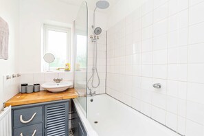 Dusche, Haartrockner, Handtücher, Shampoo