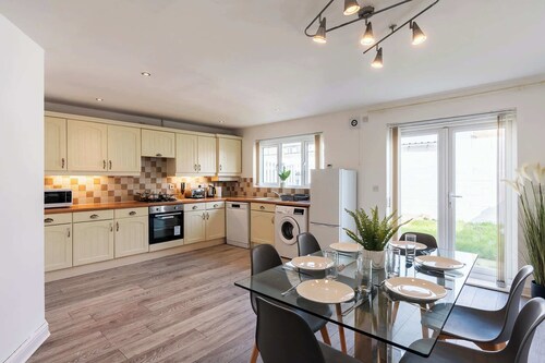 Spacious 4BR House + Free Parking | Doncaster