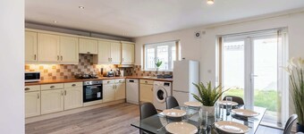 Spacious 4BR House + Free Parking | Doncaster