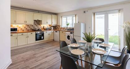 Spacious 4BR House + Free Parking | Doncaster