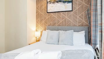 5 bedrooms, desk, iron/ironing board, WiFi