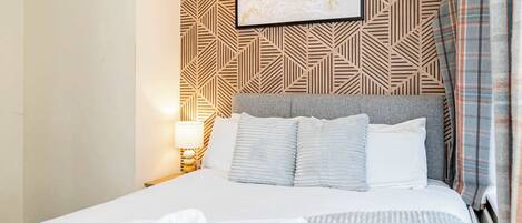 5 bedrooms, desk, iron/ironing board, WiFi