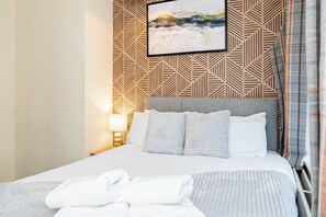 5 bedrooms, desk, iron/ironing board, WiFi