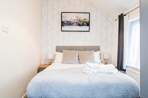 5 bedrooms, desk, iron/ironing board, WiFi