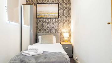 5 bedrooms, desk, iron/ironing board, WiFi