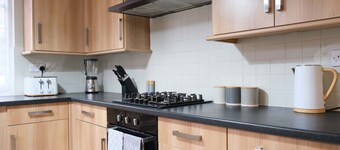 Lovely 5 Bedroom Home w Garden near Northampton