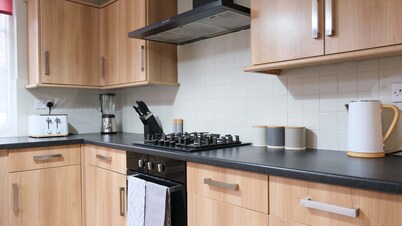Lovely 5 Bedroom Home w Garden near Northampton