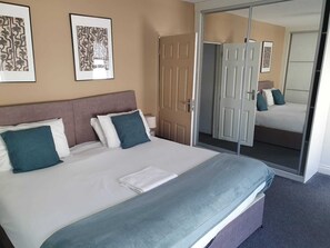 6 bedrooms, desk, iron/ironing board, WiFi