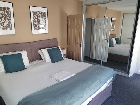 5 bedrooms, desk, iron/ironing board, WiFi