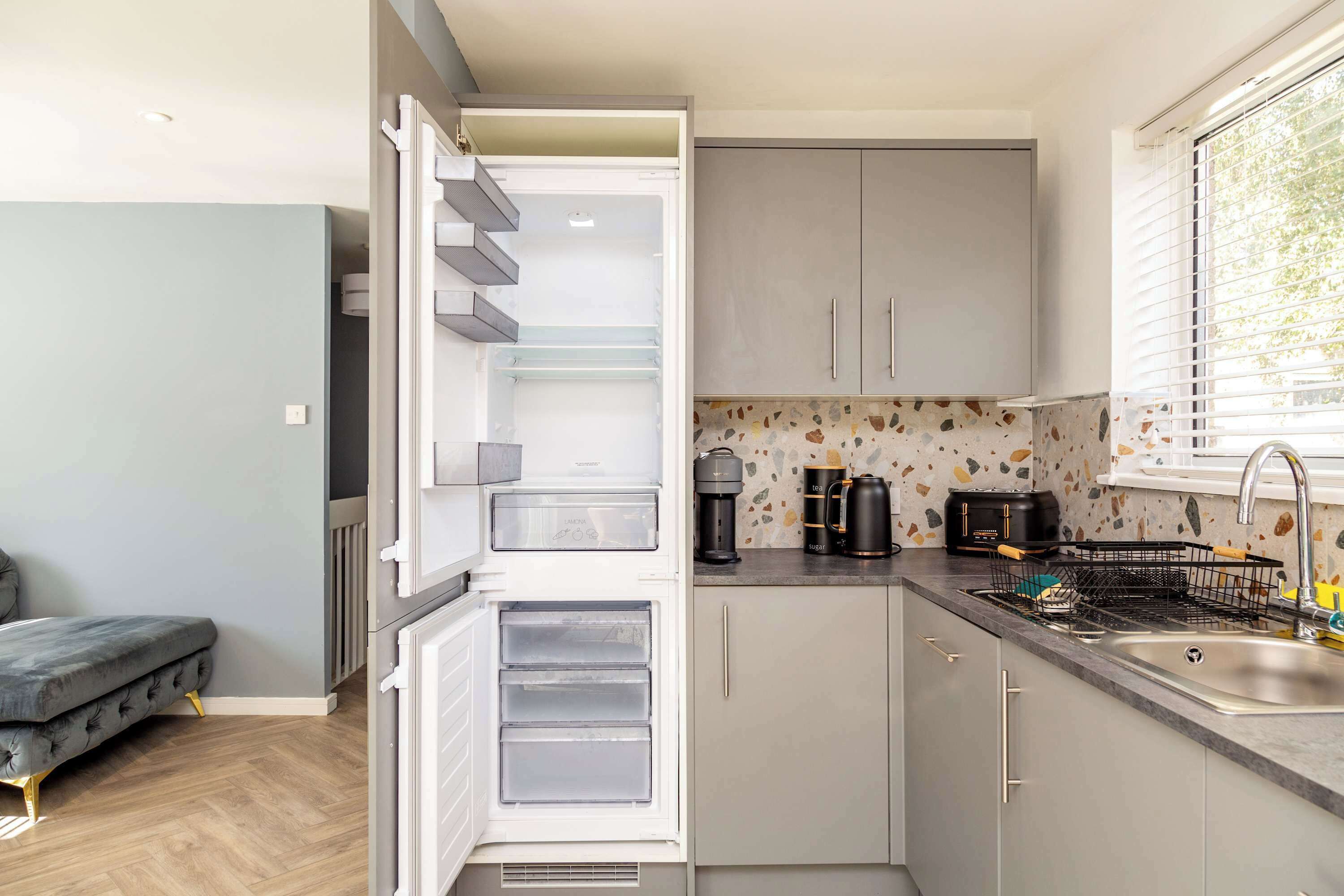 Kjøleskap, mikrobølgeovn, ovn og kokeplater