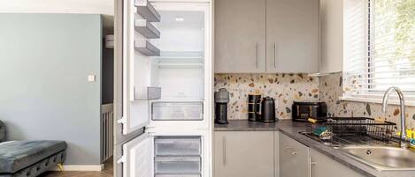 Kjøleskap, mikrobølgeovn, ovn og kokeplater