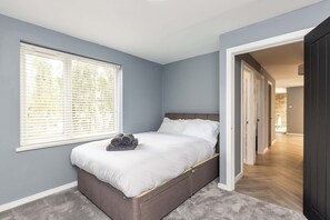 3 Schlafzimmer, Schreibtisch, Bügeleisen/Bügelbrett, WLAN