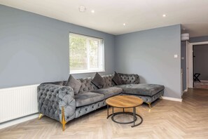 TV, offices - Modern & Stylish 3 Bedroom Home in Peterborough (Peterborough)