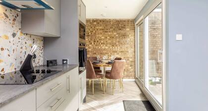 Modern & Stylish 3 Bedroom Home in Peterborough