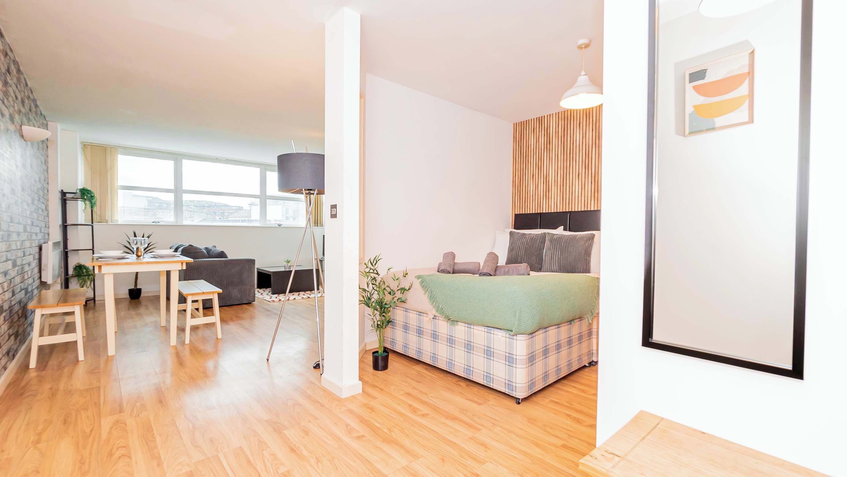 Desk, iron/ironing board, WiFi, bed sheets