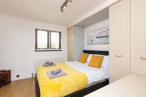 3 bedrooms, desk, iron/ironing board, WiFi