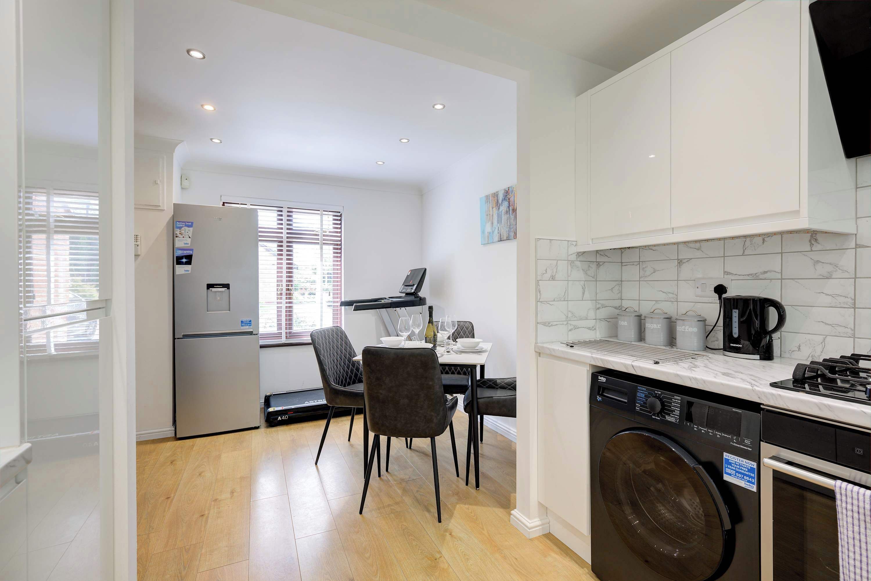 Kjøleskap, mikrobølgeovn, ovn og kokeplater