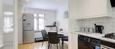 Kjøleskap, mikrobølgeovn, ovn og kokeplater