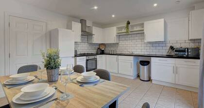 Spacious 4 Bed Preston Home with Garden & Parking