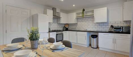 Een koelkast, een microgolfoven, een oven, een kookplaat