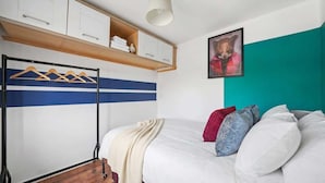 3 Schlafzimmer, Schreibtisch, Bügeleisen/Bügelbrett, WLAN