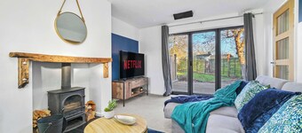 Beautiful 4 Bedroom Home with Parking in Rugby