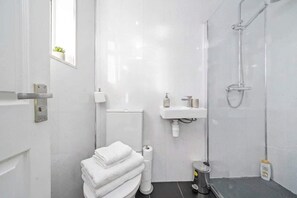 Dusj, hårføner, håndklær og sjampo