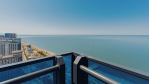 A high-rise building with a clear view of the sea and a beach. - Irakli GC (Batumi)
