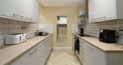 Spacious 3 Bedroom Home in Swansea with Garden