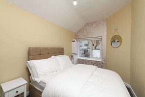 3 bedrooms, desk, iron/ironing board, WiFi - Convenient 3 Bedroom Home in Swansea with Garden (Swansea)