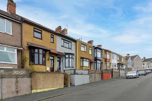 Exterior - Convenient 3 Bedroom Home in Swansea with Garden (Swansea)