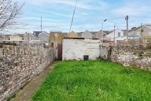 Property grounds - Convenient 3 Bedroom Home in Swansea with Garden (Swansea)