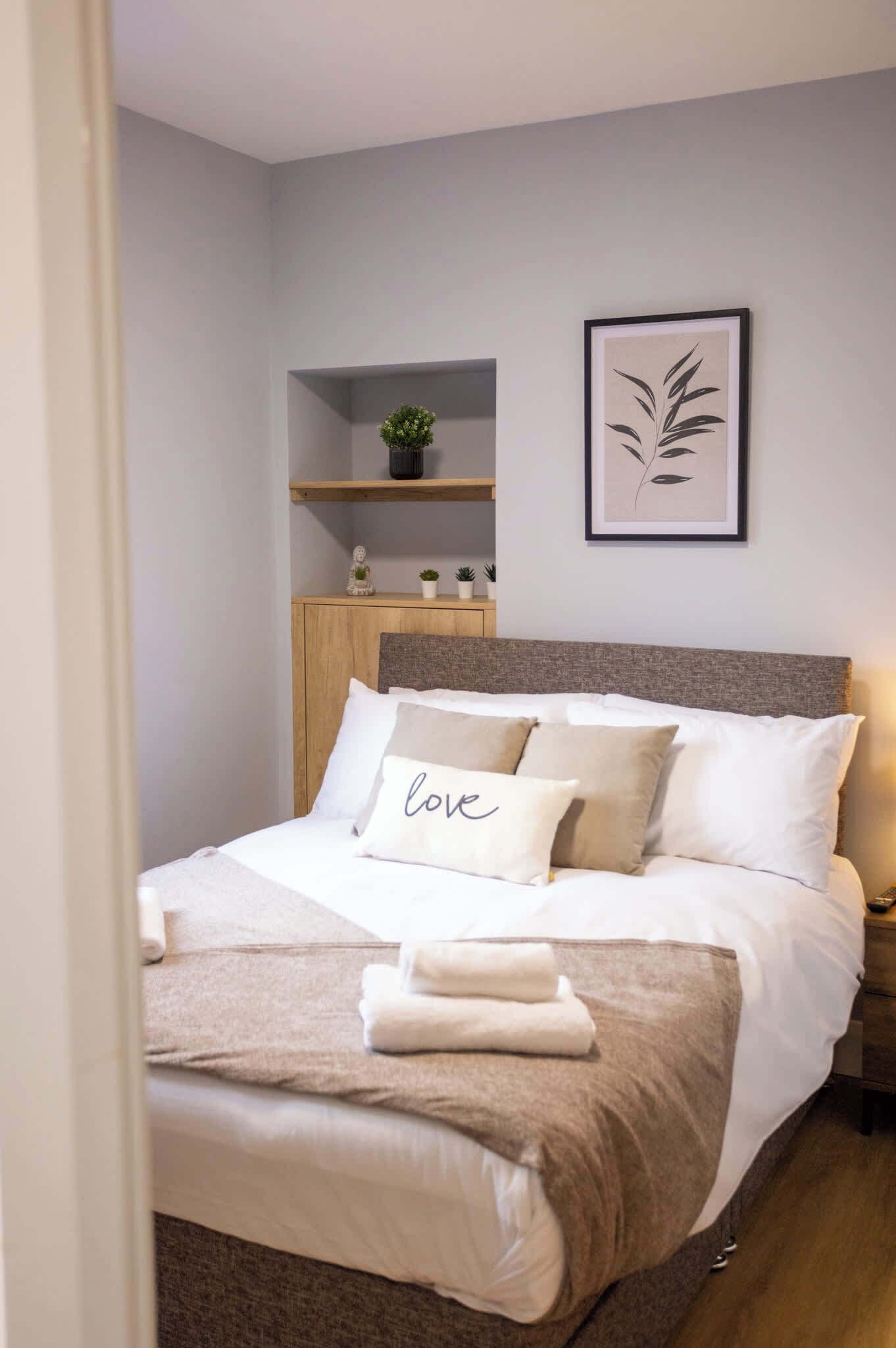 4 bedrooms, desk, iron/ironing board, WiFi