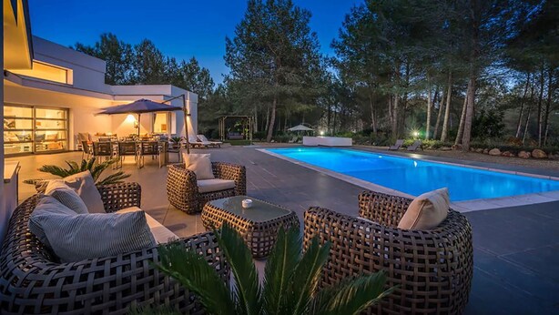 A modern house with a swimming pool, outdoor furniture, and a patio area. - My Rental Homes - Villa Floresta private pool and large garden (Sant Antoni De Portmany)