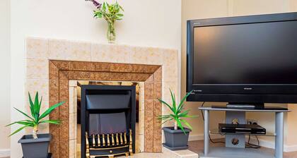 Spacious & Bright 2 Bed Home in Swindon w Parking