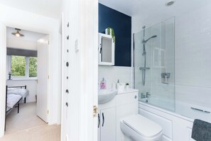 Douche, sĂšche-cheveux, serviettes fournies