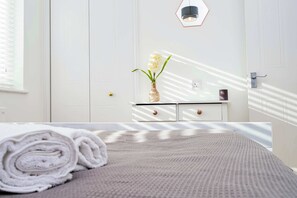 3 habitaciones, escritorio, tabla de planchar con plancha y wifi