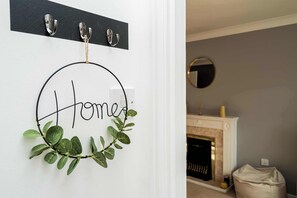 Interior - Modern and Bright 3 Bed Swindon Home with Parking (Swindon)