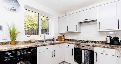 Modern and Bright 3 Bed Swindon Home with Parking